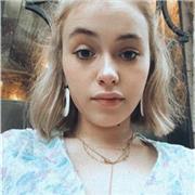 Sóc una noia de 21 anys, tinc el batxillerat humanístic i 3 anys de publicitat i relacions públiques. Se’m dóna bé sobretot el català i el castellà, però podria fer classes també de llatí i grec clàssic o de filosofia